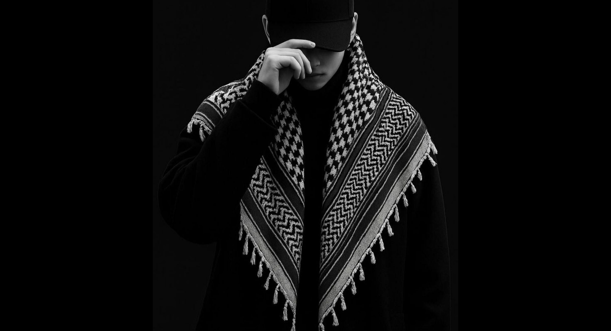 Modèle portant un keffieh noir et blanc de la marque solidaire CHM